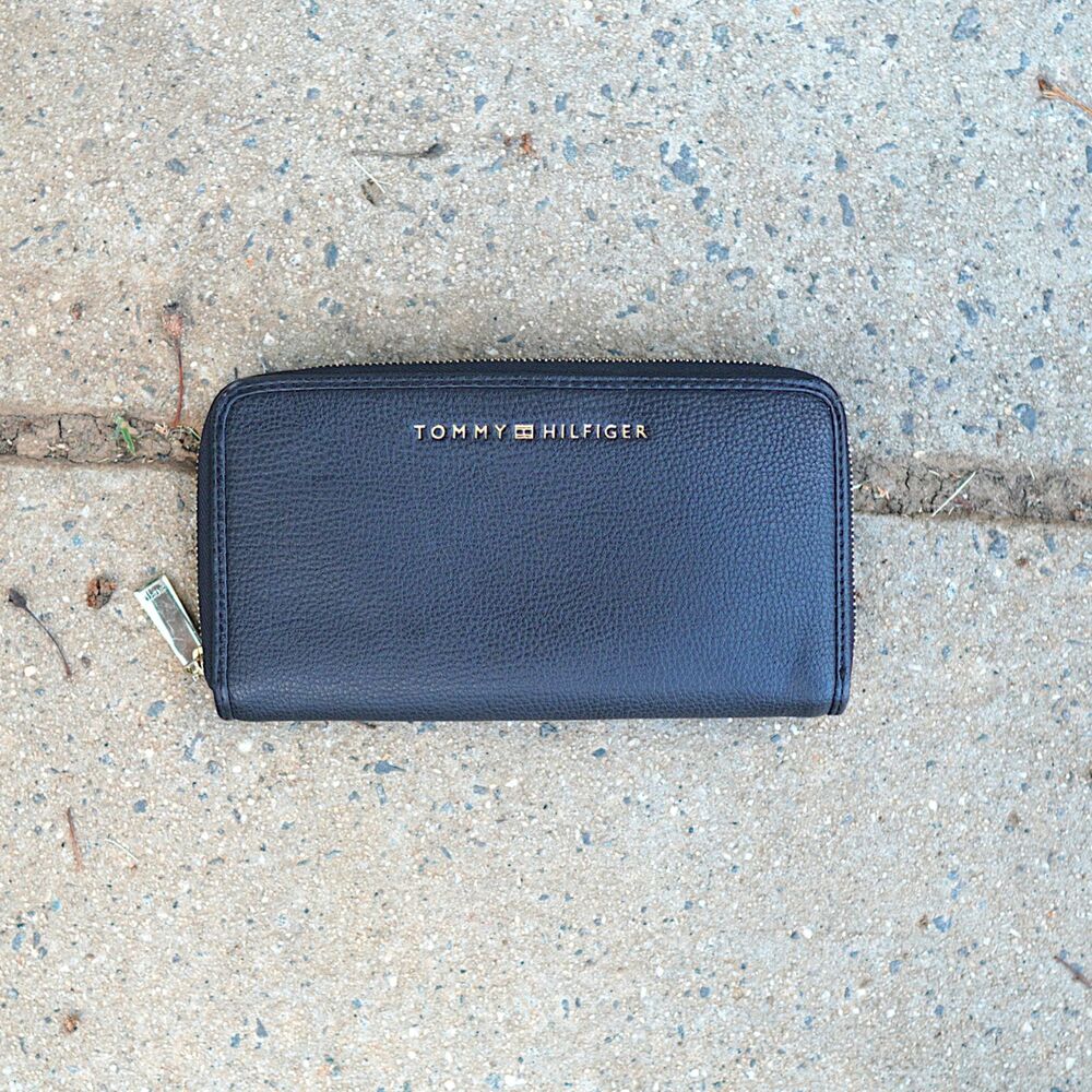 Tommy Hilfiger Large Navy Blue Zip Around Wallet Clutch Gold Hardware Quiet Luxu